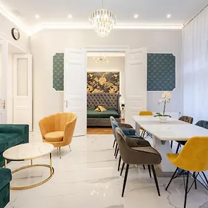 Premium Art Deco At Broadway // 4bdr & 3br Budapest
